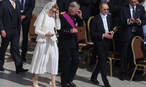 Opako prekršila pravila odijevanja u Vatikanu: Je li kraljica pretjerala sa suknjom i cipelama?