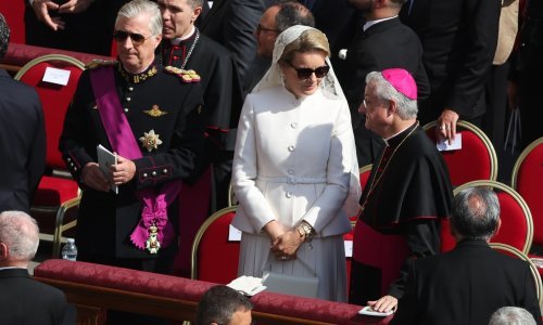 Ništa od skromnosti pred Papom: Chic kraljica prekršila je pravila i bila - najbolje odjevena
