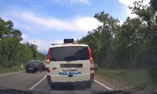 VIDEO: Pretjecao kolonu vozila pa projurio kraj policijskog kombija. Nije dobro prošao