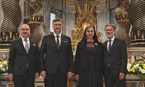 Na papinoj misi bili su i Plenković, Grlić-Radman i Jandroković koji je poveo suprugu