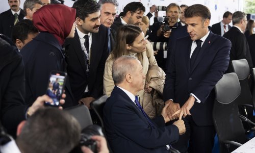 VIDEO Snimka rukovanja Macrona i Erdogana viralni je hit. Uhvatio ga za prst i onda...