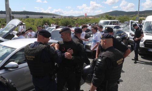 Policija na putu do Splita dočekala navijače Rijeke