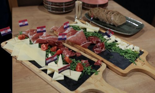 FOTO Pogledajte što se jede i pije u stožerima. Jedan se baš isprsio