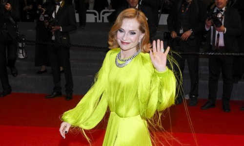 Ima 72 godine i modno je neustrašiva: Francuska diva ukrala show u resicama