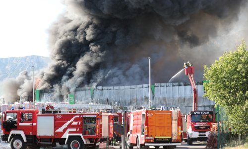 Požar u skladištu u Kaštel Sućurcu pod kontrolom, zapovjednik vatrogasaca otkrio detalje