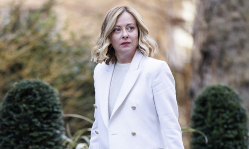 Giorgia Meloni kraljica je 'power dressinga': Trendi bob i odijela kojima šalje poruke
