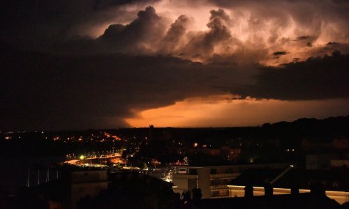 Stiže žestoko nevrijeme: Zaštitite se od munja. Moguće su bujične poplave i tuča