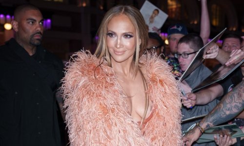 Svi bruje o J.Lo: Zavodljiva haljina skliznula je i otkrila više nego što je željela