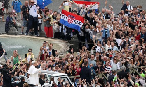 FOTO Pogledajte prvu opću Papinu audijenciju, zavijorila se i hrvatska zastava
