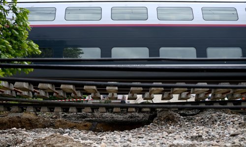 Nevrijeme u Francuskoj: Pruga propala, vlak visio u zraku, 500 putnika evakuirano