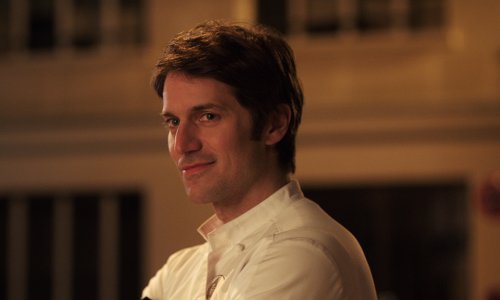 Zgodni Gabriel iz hit serije 'Emily u Parizu' šokirao obožavateljice novim imidžem