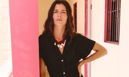 Ovo bi odobrila i kraljica: Zara ima lažnu traper haljinu, hit model pegla trbuščić i stanjuje struk