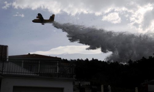 Veliki požar kod Rasline gasila ga tri kanadera i tri traktora