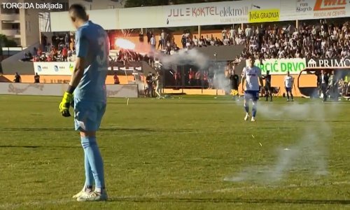 Pogledajte trenutak koji je zgrozio sve; Torcida bakljom pogodila svog vratara