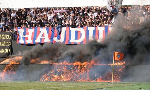 Pogledajte kako je Torcida bakljama zapalila reklame; utakmica je prekinuta zbog požara