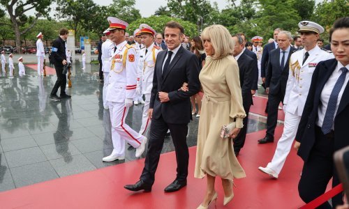 Predivna haljina laskavog kroja još je jedan odličan modni izbor Brigitte Macron