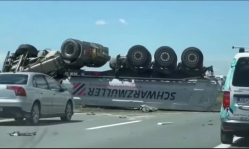 Kamion se prevrnuo i probio zaštitnu ogradu na autocesti A3