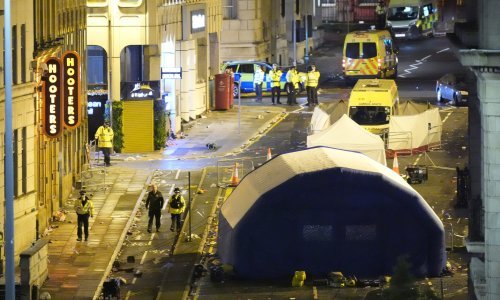 Užas u Liverpoolu: Među 50 ozlijeđenih dvoje je kritično, dijete izvlačili ispod vozila