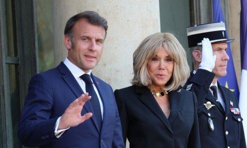 Njezine kratke suknje naveliko izazivaju komentare, ali se Brigitte Macron mini krojeva ne planira odreći