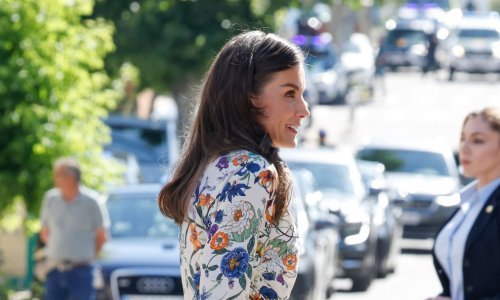 Kraljica Letizia ima savršen stajling za tople dane: predivnu haljinu s printom i najudobnije espadrile