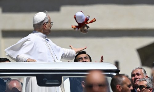 U vozilo pape Lava XIV. sletio neobičan poklon; Papa se brzo snašao