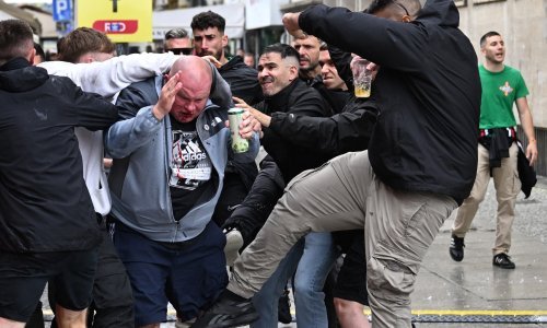 Pogledajte kaotične scene pred finale Konferencijske lige; krv, lom i vodeni topovi u centru grada