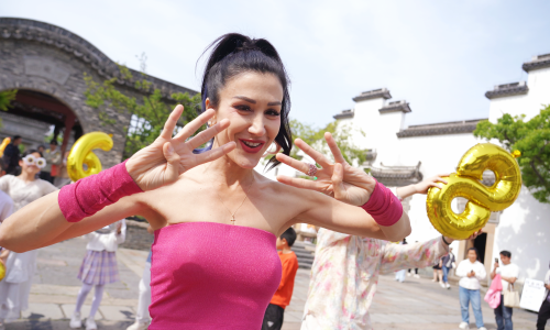 Ana Rucner ima ljetni hit: Oduševila u spotu za pjesmu 'Reci osam' snimljenom u Šangaju