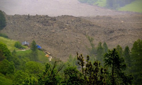 Švicarsko selo zatrpale stijene i mulj, kuće sravnjene sa zemljom