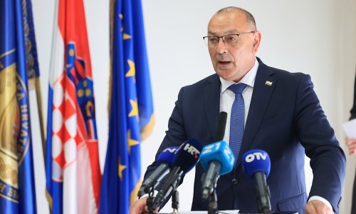 Medved u Križu kod Spomen obilježja hrvatskim braniteljima