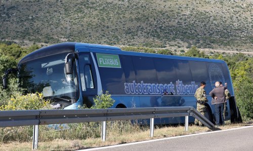 Izbjegnuta tragedija: Autobus s vojnicima zaustavljen tik uz ponor nakon sudara
