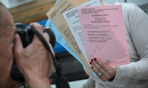 Glasački listići završili u moru: Reagirala i policija, ali krivca je nemoguće uhvatiti