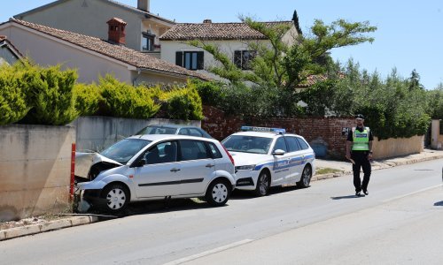 Vozaču pozlilo, izletio s ceste i udario u zid; poginula putnica u automobilu
