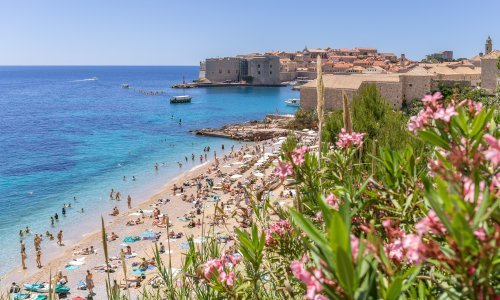 Stiže ljeto: Brojni kupači uživali na najpoznatijoj plaži u Dubrovniku