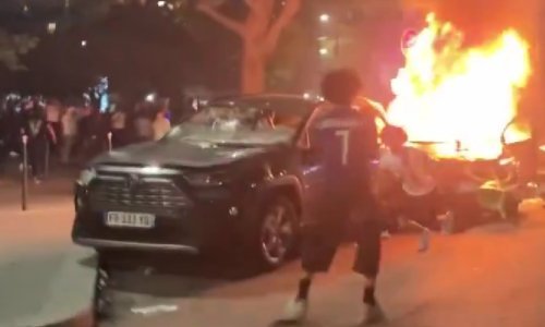 Pogledajte kako navijači PSG-a divljaju nakon osvajanja LP: Pale aute i tuku se s policijom