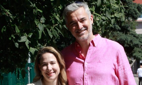 Nerazdvojni su: Mariju Selak Raspudić do biračkog mjesta pratio je suprug Nino