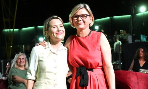 Haljine, moćna odijela i tenisice: Pogledajte što se nosi u stranačkim stožerima