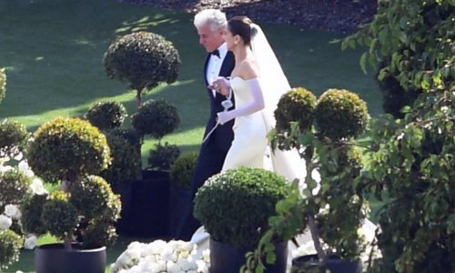 Udala se zanosna brineta, a njezina bajkovita vjenčanica ukrala je svu pažnju