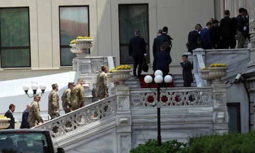 Izaslanstva stigla u palaču: Rusi u poslovnim odijelima, a Ukrajinci u maskirnim uniformama