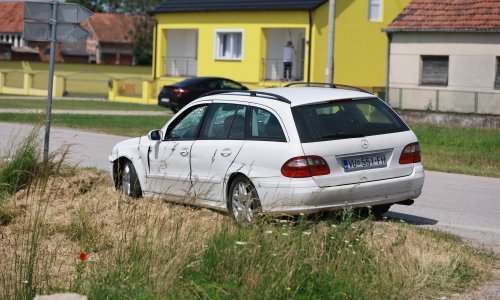 Bjegunci pobjegli policiji, autom probili rampu
