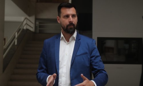 Ružna poruka osvanula pred vratima Bojana Ivoševića: Oko nje su bili lampioni