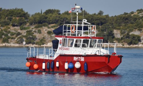 Buknuo požar na brodici, sjurili se vatrogasci