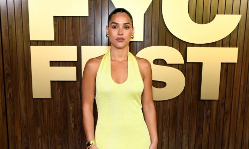 Savršeno joj pristaje: Ni prelijepa djevojka Jasona Momoe nije odoljela hit boji sezone