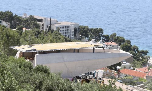 FOTO Pogledajte nesvakidašnju građevinu u Baškoj Vodi