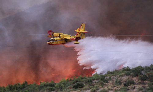Požar iznad Jelse, u gašenju pomaže kanader
