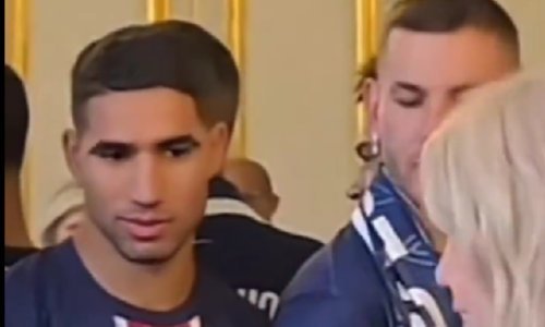 Pogledajte kako igrači PSG-a gledaju Macronovu suprugu na svečanom prijemu; video je postao hit