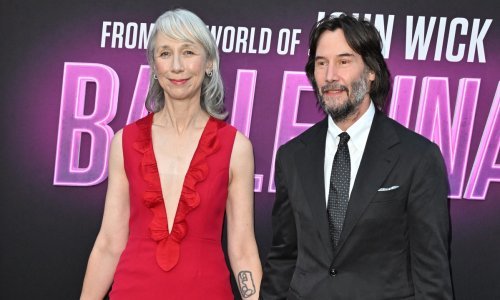 Upečatljiv dekolte i vatrena boja: Zaručnica Keanua Reevesa sve je iznenadila