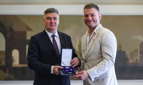Predsjednik Milanović odlikovao Stipu Miočića, a onda se obratio njegovoj majci koja je zaplakala