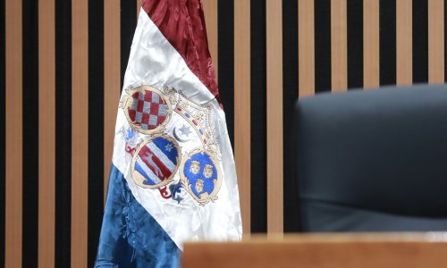U Sabornici ovješena replika trobojnice iz vremena bana Jelačića