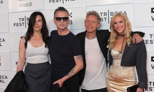 Rijetki trenutak na crvenom tepihu: Članovi benda Depeche Mode pozirali sa suprugama