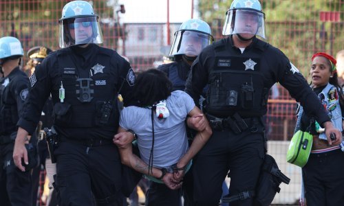 Ulični rat u Los Angelesu: Policiju gađali betonskim blokovima pa dobili suzavcem i šok-bombama